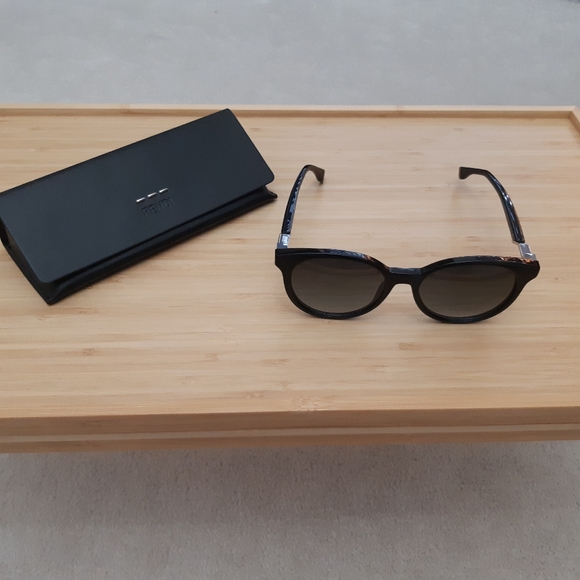 Authentic Fendi sunglasses - Picture 2 of 6